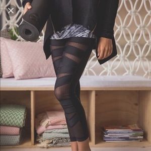 Lululemon SHINY black Mesh Tech leggings